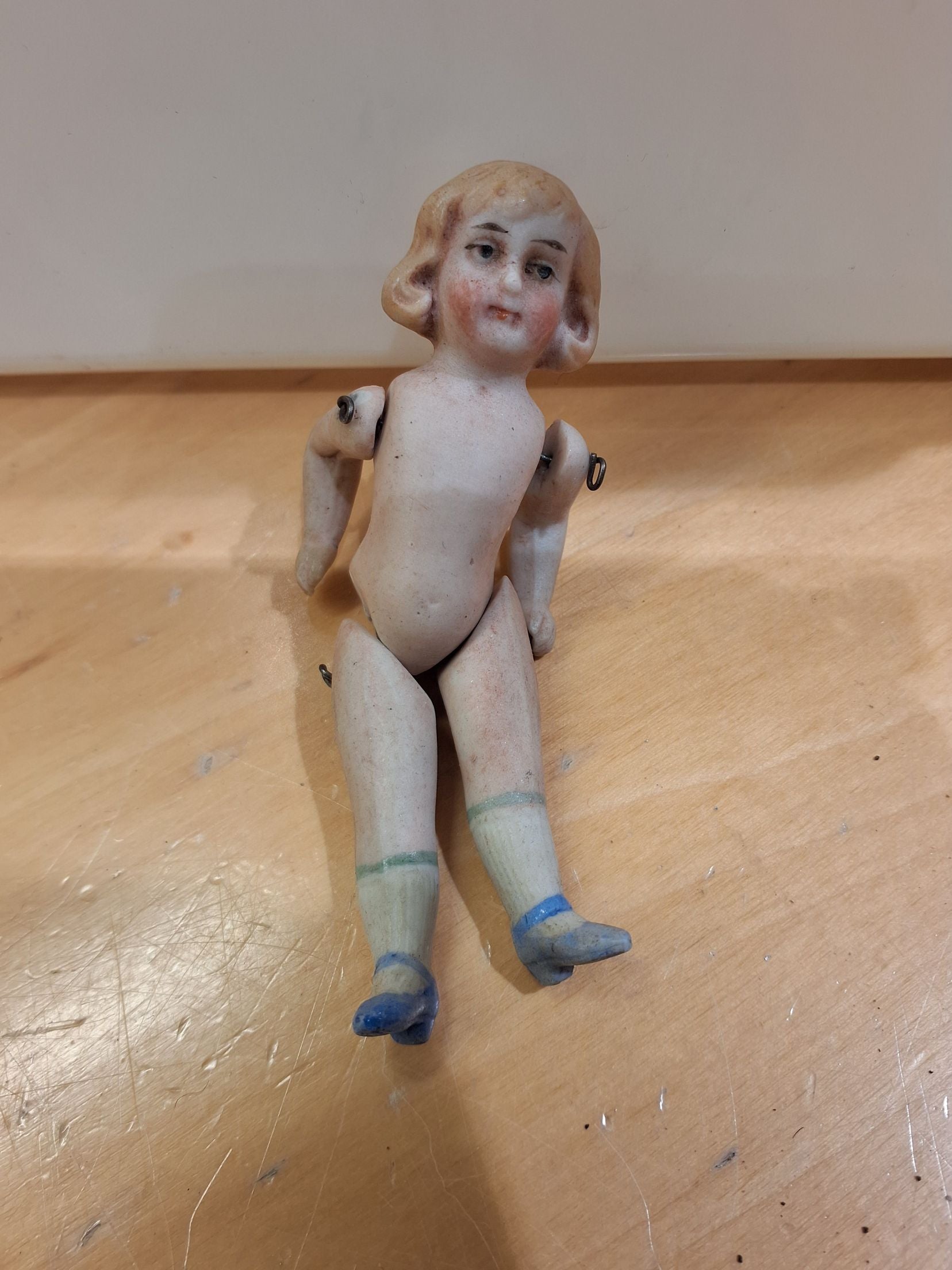 Tysk antik porcelæns minidukke i god stand